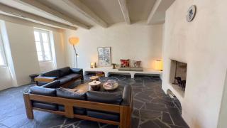 Dans le centre du village, bordée par une petite venelle typiquement rétaise, maison de village entièrement rénovée en 2 - 5