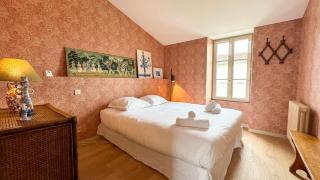 Dans le centre du village, bordée par une petite venelle typiquement rétaise, maison de village entièrement rénovée en 2 - 3