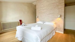 Dans le centre du village, bordée par une petite venelle typiquement rétaise, maison de village entièrement rénovée en 2 - 2