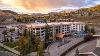 Stellar Location with Hot Tub Pool Steam Room & Gym Acces - 1