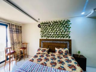 Gulberg Luxurious Cozy 1 BHK Appt - 0
