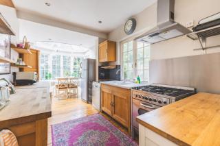 Spacious 3BR House with Large Garden & Private Parking, Near Station & Amenities - 0