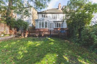 Spacious 3BR House with Large Garden & Private Parking, Near Station & Amenities - 9