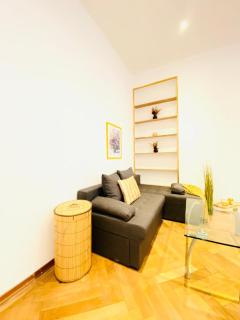 Spacious 2BR Apartment 7 Min from Westbahnhof - 7