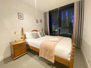 City central Apt w Big Balcony, Pool & Gym, Shopping, Resturants - 9