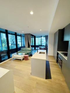 City central Apt w Big Balcony, Pool & Gym, Shopping, Resturants - 1