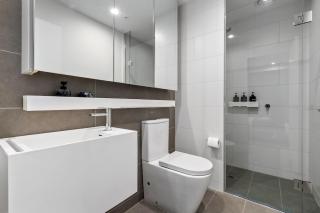 Stylish 3BR Haven with River and Sea Views in Docklands - 8