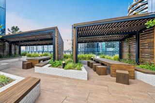 Stylish 3BR Haven with River and Sea Views in Docklands - 5
