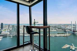 Stylish 3BR Haven with River and Sea Views in Docklands - 1