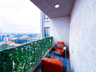 1404 Roseville Family Stays - Heated Rooftop Pool, Kids Play, Garden - 1