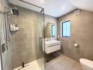 1 min Walk to Town Hall, Heart of the City, Free car park - 9