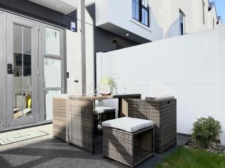 1 min Walk to Town Hall, Heart of the City, Free car park - 5