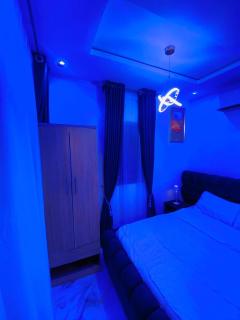 luxury 2BR Duplex near Airport with wifi and free parking - 9