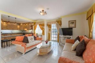 El Mdano Apartment with Breathtaking Pool Views - 6