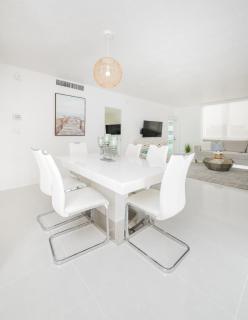 Hollywood Beachfront 2-Bedroom Condo with Ocean Views - 5