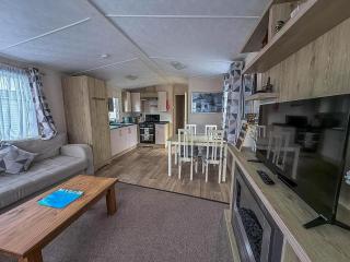 Lovely 6 Berth Caravan With Free Wi-Fi At Broadland Sands Ref 20017Bs - 2