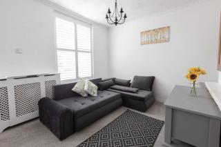 Modern 3 Bedroom House in Portsmouth Sleeps 8 with Garden - 0