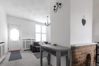 Modern 3 Bedroom House in Portsmouth Sleeps 8 with Garden - 5