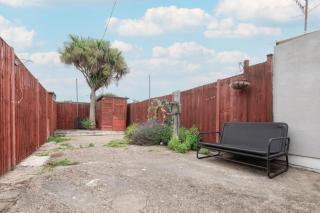 Modern 3 Bedroom House in Portsmouth Sleeps 8 with Garden - 4