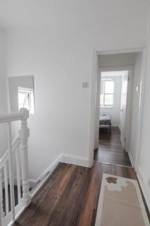 Modern 3 Bedroom House in Portsmouth Sleeps 8 with Garden - 2