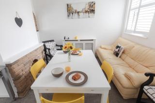 Modern 3 Bedroom House in Portsmouth Sleeps 8 with Garden - 1