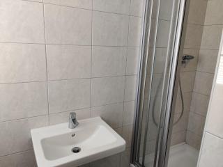 Comfortable 2 Bedroom Flat Free Parking Shared Kitchen - 3