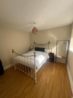 Open plan flat with large garden close to beach - 5