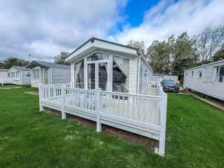 Beautiful 6 Berth Caravan With Decking At Broadland Sands Ref 20009Sv - 4