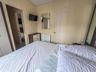 Beautiful 6 Berth Caravan With Decking At Broadland Sands Ref 20009Sv - 4