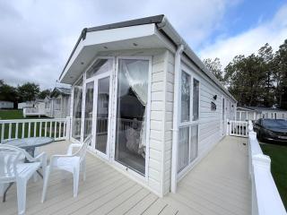 Beautiful 6 Berth Caravan With Decking At Broadland Sands Ref 20009Sv - 1