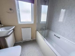 Beautiful 6 Berth Caravan With Decking At Broadland Sands Ref 20009Sv - 0