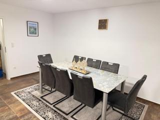 Deluxe Haus - 8