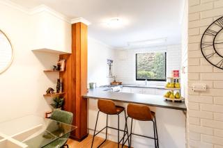 Cedar Holiday Units - Apartment 4 - Bright - 4