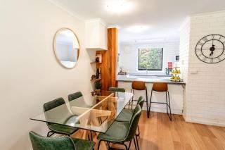 Cedar Holiday Units - Apartment 4 - Bright - 5