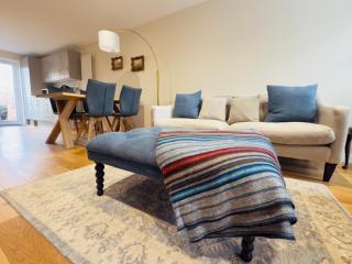 Stylish Two-Bedroom Flat with Garden Near Henley Town Centre - 0
