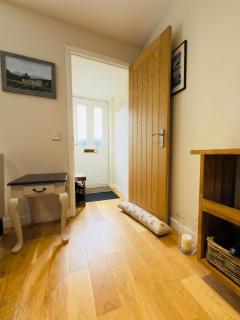 Stylish Two-Bedroom Flat with Garden Near Henley Town Centre - 7