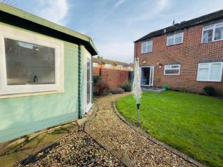 Stylish Two-Bedroom Flat with Garden Near Henley Town Centre - 3