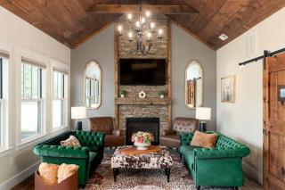 Boutique Luxury Stay Near JMU with 2 King Suites & Fireplaces -  - 8