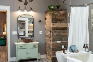 Boutique Luxury Stay Near JMU with 2 King Suites & Fireplaces - 2