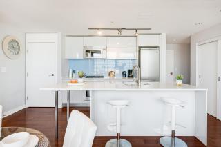 Luxury Urban Escape with Million-Dollar Vancouver Views - 3