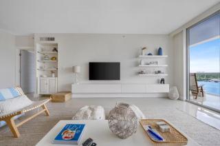 Waterfront 2BR Unit with Bayview Boho Style Stunning Sunset Pool Hot Tub Gym - 6