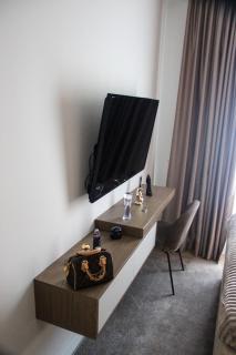 Luxurious 2BR Designer Apartment Near River & Park - 7