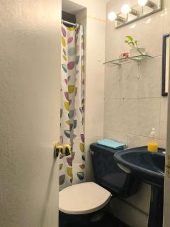 Habitación con baño cercana a metro - 2
