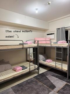 Roomies Spacious Fully Furnished Condo with Balcony and Netflix for 4pax - 7