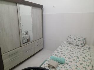 Quarto solteiro próximo ao aeroporto e parques - 0