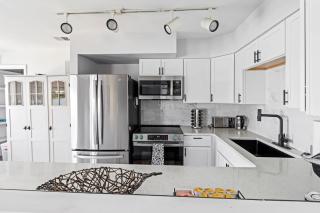 New Renovated 5BD Home with Hot Tub Sauna & Game Rm - 5