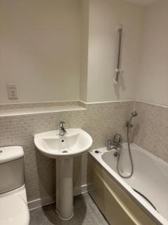 Modern 3-Bedroom Home 3 Minutes from Biggin Hill Airport - Secure Gated Community - 5