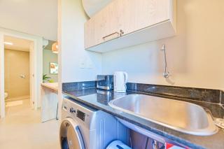 Elegant 2-bedroom space with a pool, gym, and free parking - 8