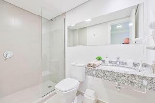 Elegant 2-bedroom space with a pool, gym, and free parking - 4