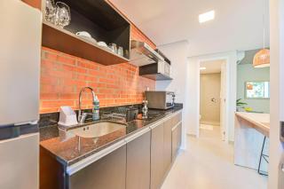Elegant 2-bedroom space with a pool, gym, and free parking - 2